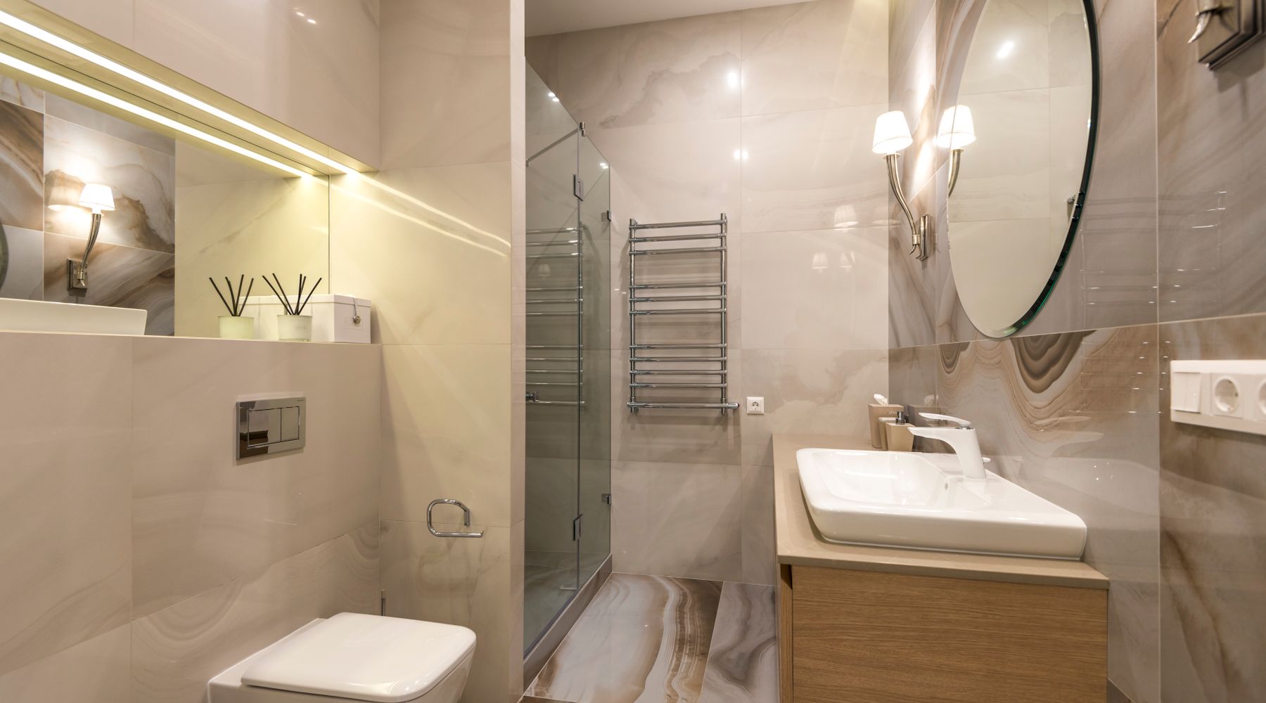 Modernes Badezimmer mit Naturstein-Optik, Regendusche und Waschtisch aus Eiche