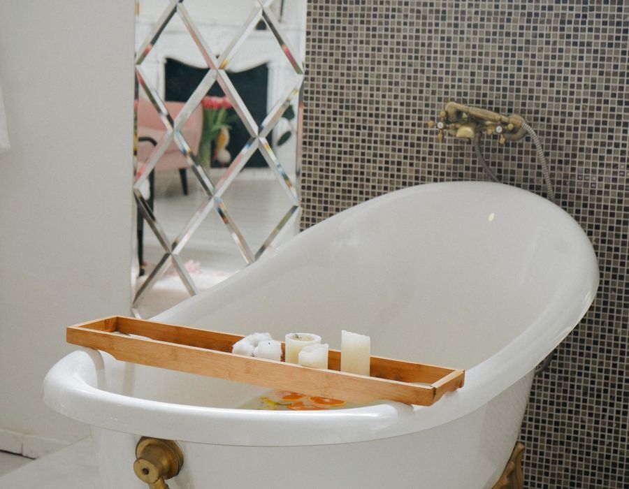 Elegantes Bad mit freistehender Wanne und Mosaikwand